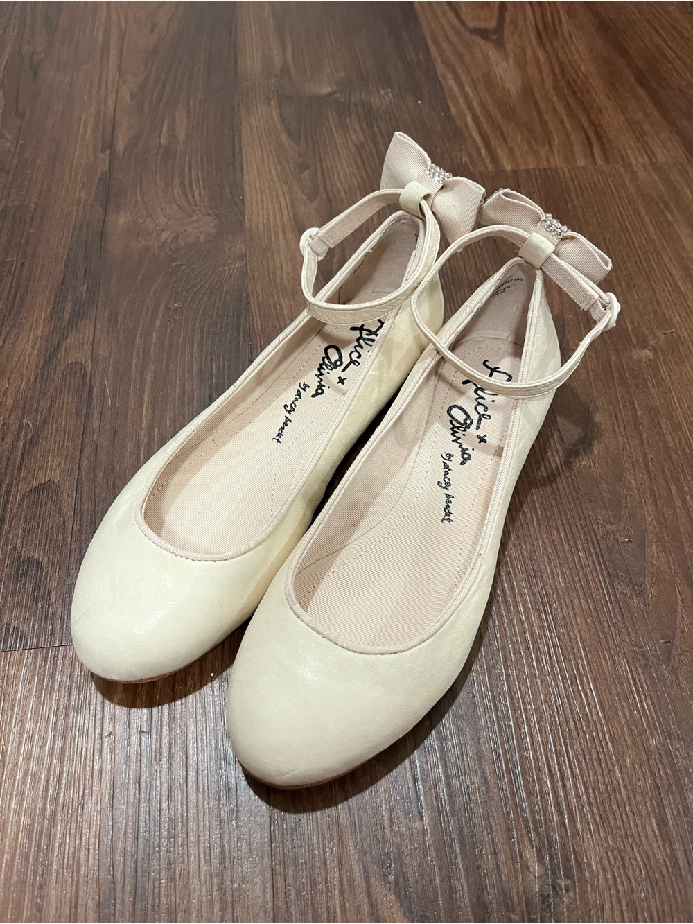 NWTO Alice + Olivia Stacey Bendet Dakota Ankle
Strap Bow Flats Size 36